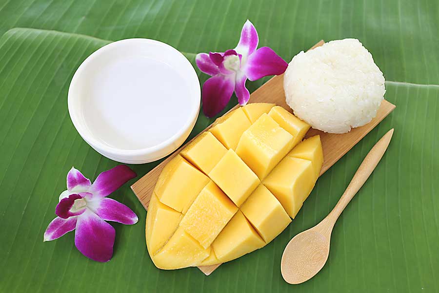 Ripe mango sticky rice is dessert of Thailand.