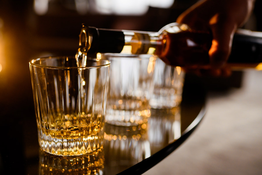 barman-filling-glass-alcohol