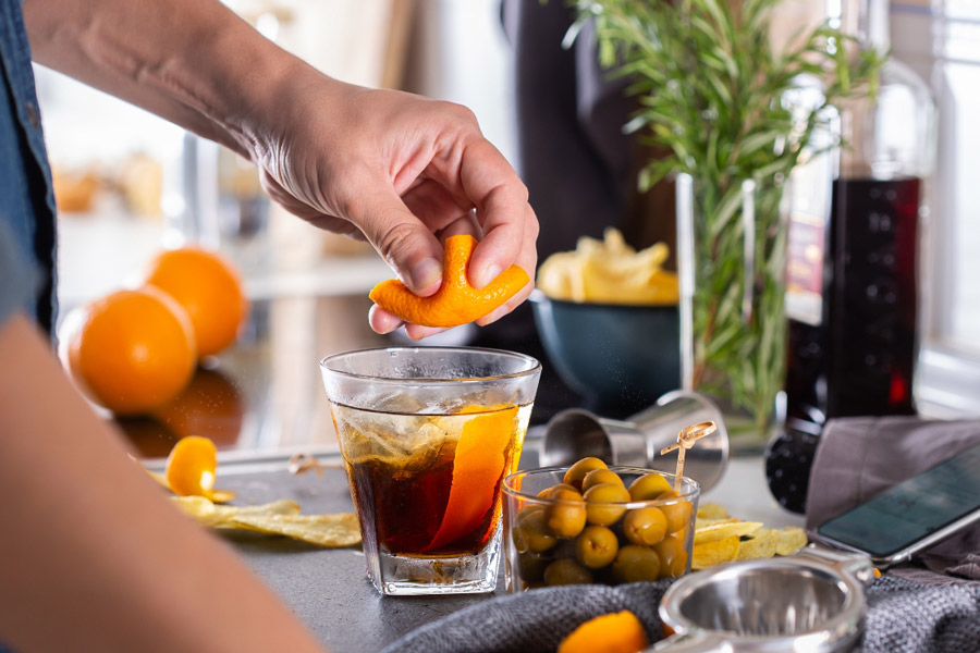making old fashioned cocktail with bourbon